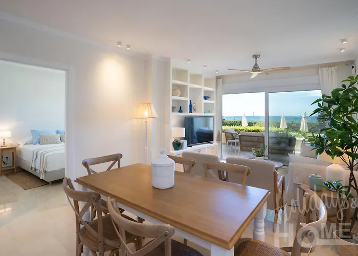 Beachfront Complex Neptuno Iii , Sea Views, Pool And Garden,elviria 公寓